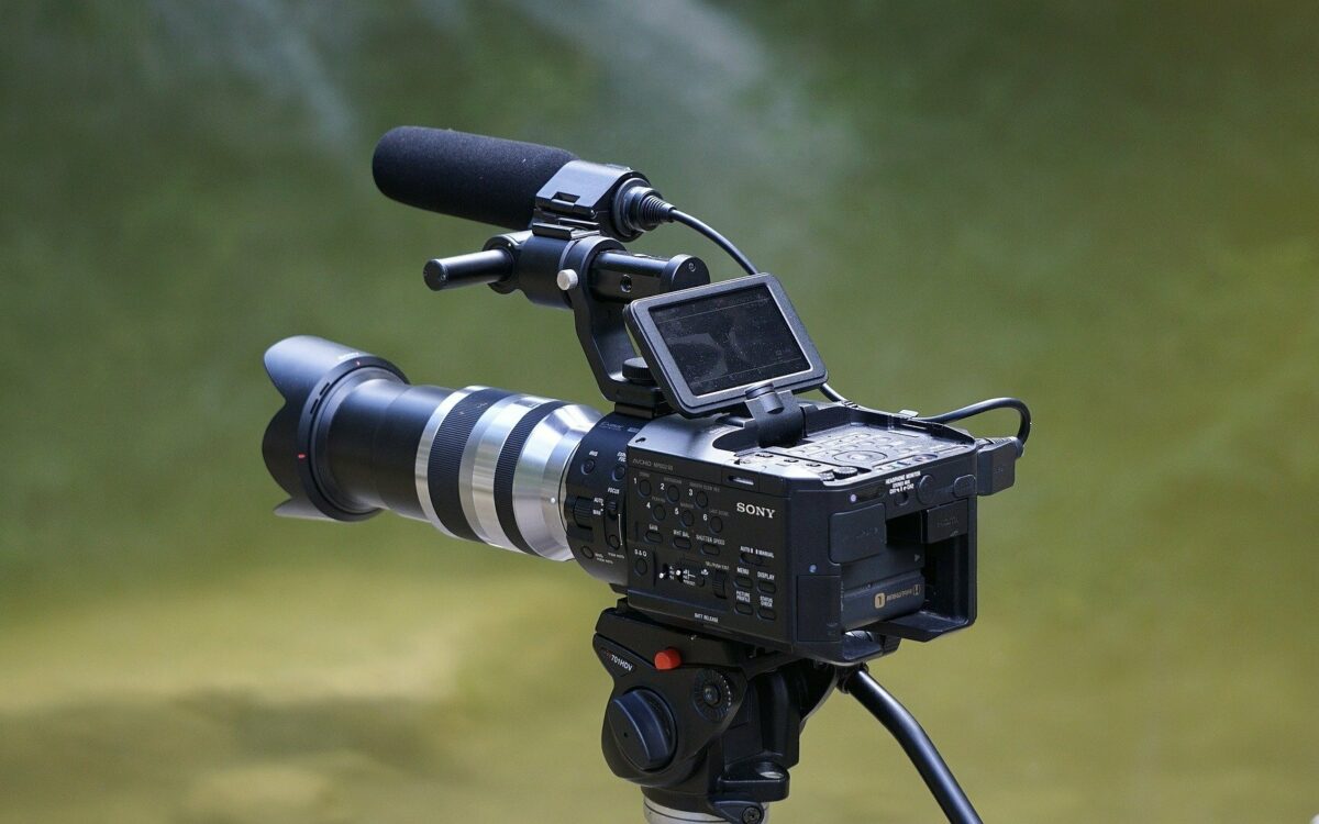 Eine Videokamera steht auf einem Stativ Eine Videokamera steht auf einem Stativ
